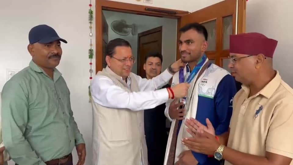 International boxer Kapil Pokhariya meet CM Dhami in khatima
