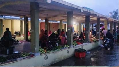 Amar Ujala News Impact : Raipur Municipal Corporation shifted Bhatagaon Haat Bazaar without basic amenities