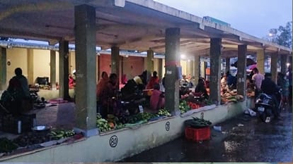 Amar Ujala News Impact : Raipur Municipal Corporation shifted Bhatagaon Haat Bazaar without basic amenities