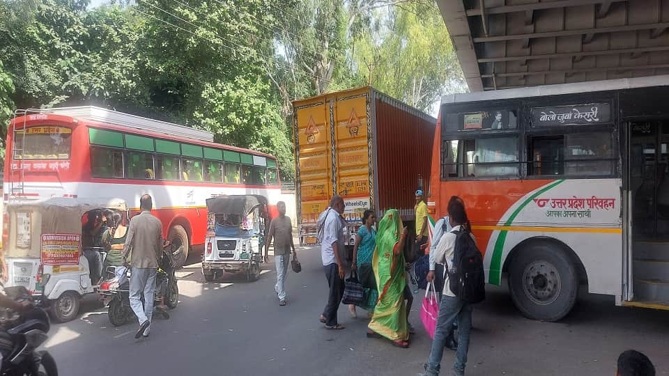 Buses and Autos Occupy Flyover Space, Traffic Chaos from ISBT to Khandari