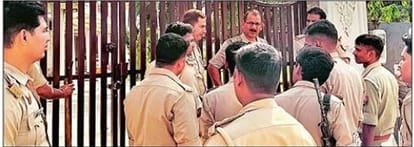 फार्म हाउस पर पहुंची पुलिस