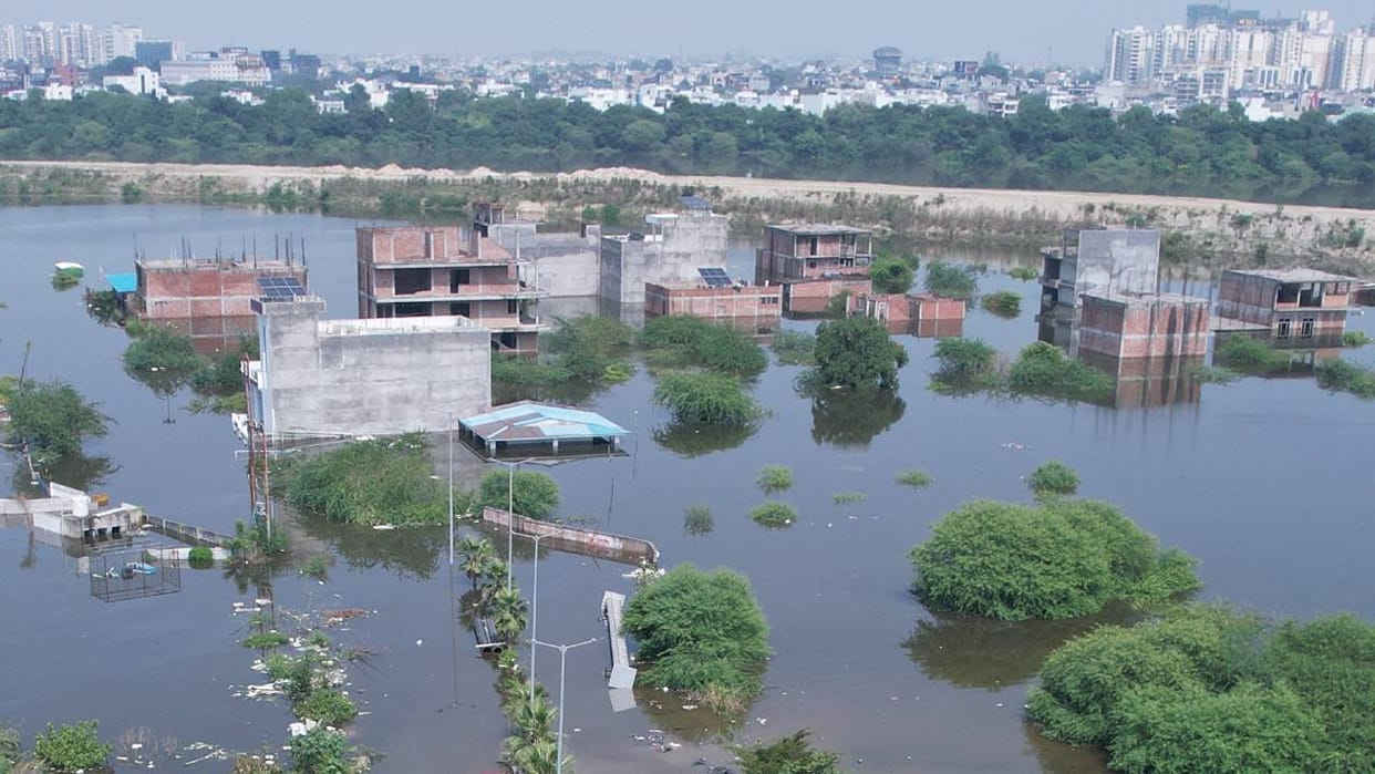 Lucknow: Eight people submerged in floodwaters; seven rescued, one youth died.
