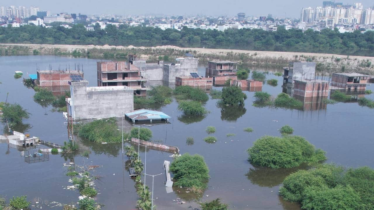 Floods in Lucknow: Where the thrill of cricket reigned two days ago, the surging Gomti is now visible.