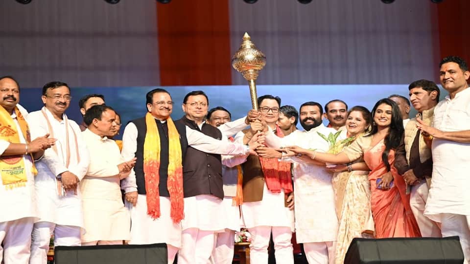 हनुमान अंश फिल्म के कलाकारों को सम्मानित करते सीएम धामी।