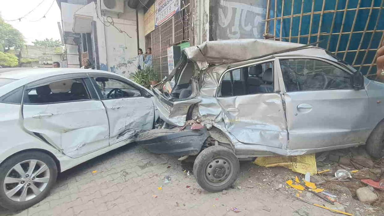 Bus Accident in Haridwar Jwalapur Speeding Bus Rams Into Auto and Four Cars  Driver Seriously Injured