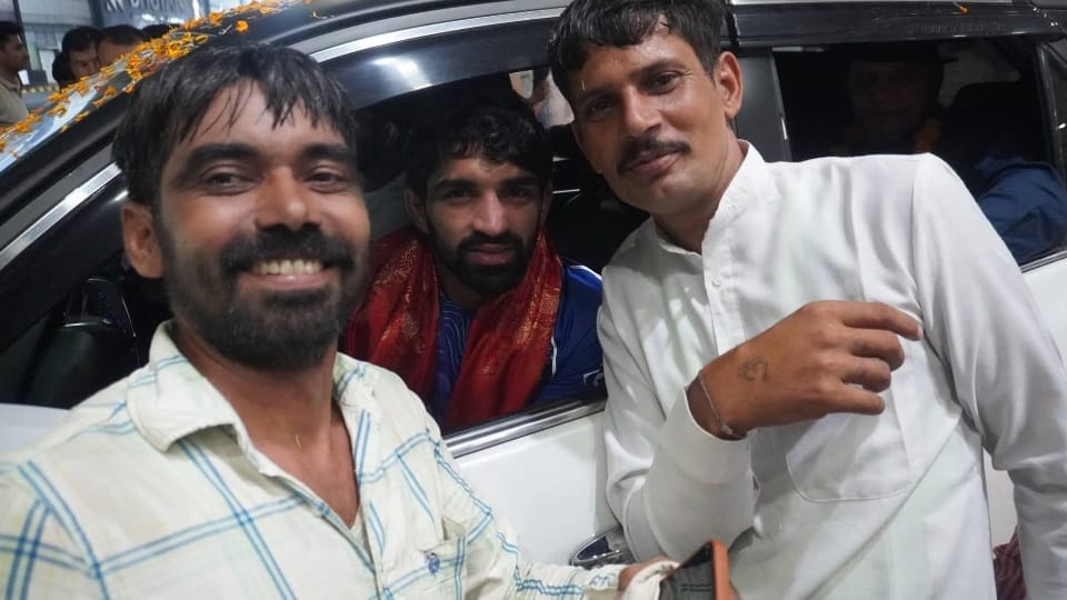 wrestler Aman Sehrawat returns after winning gold in asian games Family gives him grand welcome