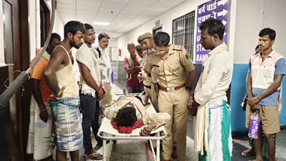जख्मी का उपचार जारी।