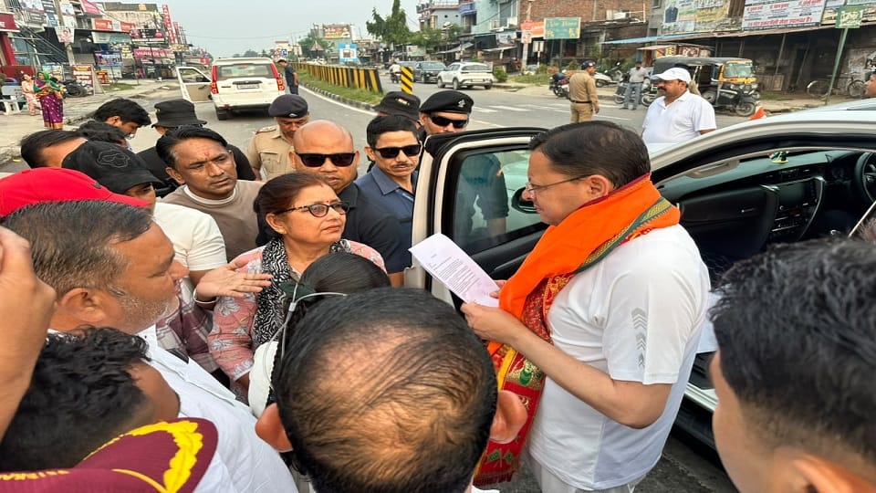 CM Pushkar Singh Dhami stopped his convoy in Jhankat and listened to the problems