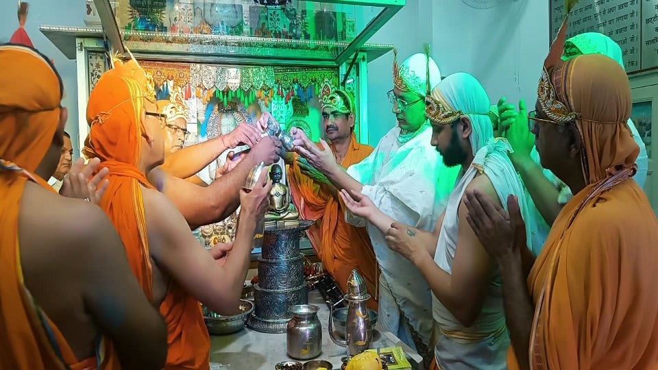 आगरा: चंद्रप्रभु जैन मंदिर में हुआ कलशाभिषेक महोत्सव, जयकारों से गुंजायमान हो उठा परिसर