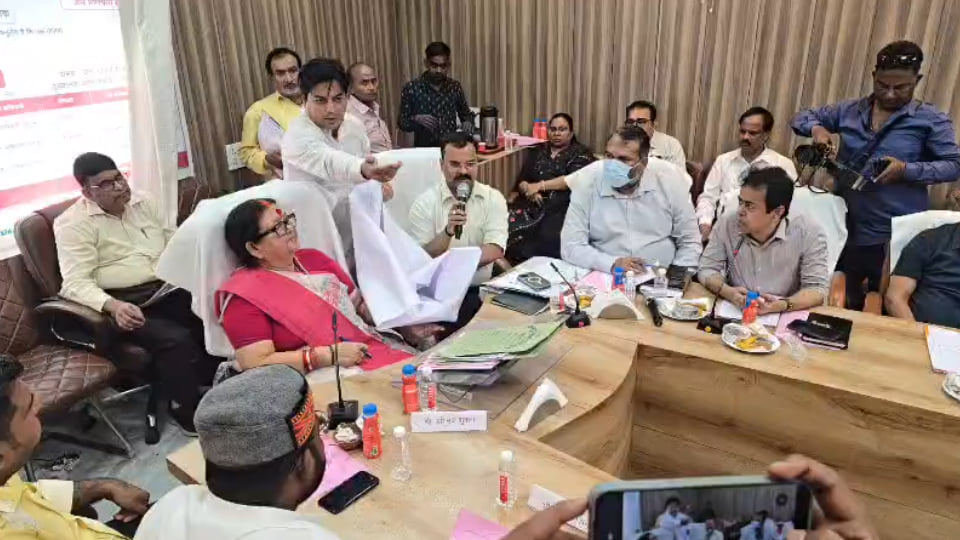 कानपुर: नगर निगम कार्यकारिणी की बैठक में हंगामा, पार्षदों ने मंगल भवन की समितियां भंग किए जाने पर उठाए सवाल