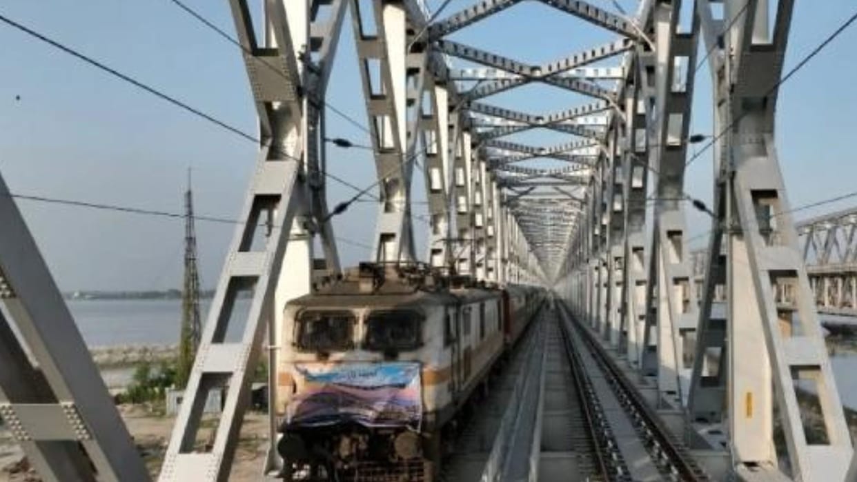 Bihar: First train runs on new ₹2,400-crore rail bridge; Kosi Express becomes the first to cross the Ganga.