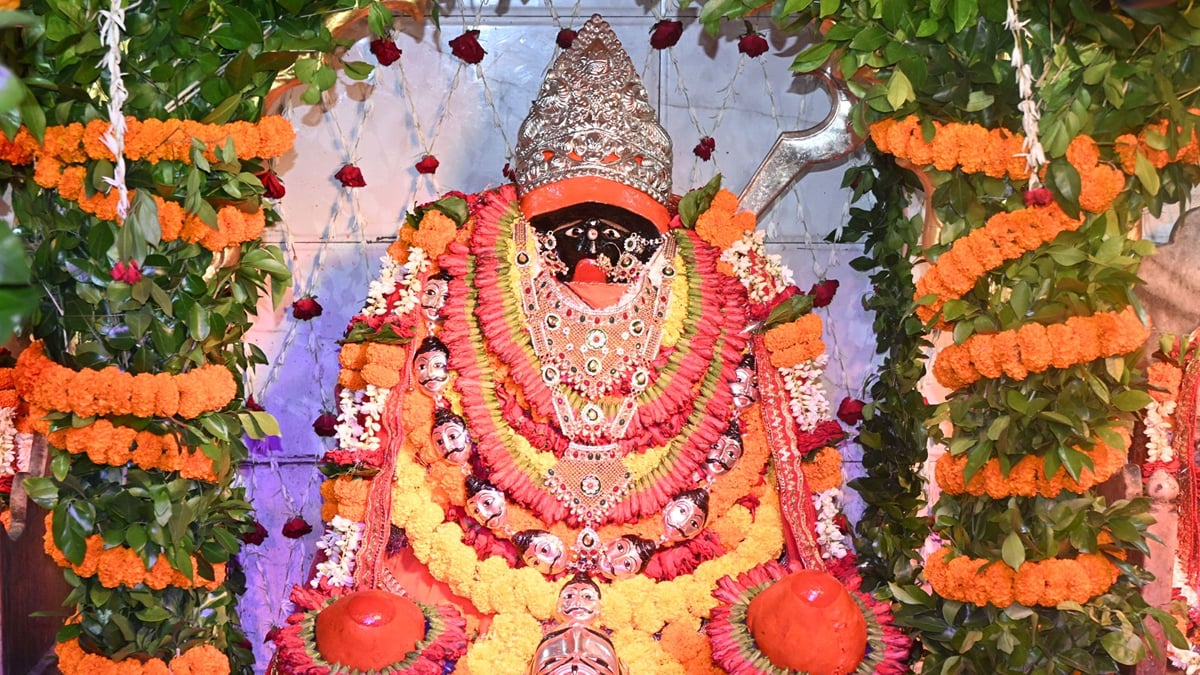 काशी में मां काली का पूजन: पंचामृत स्नान के बाद दिव्य शृंगार, कलाकारों ने दी प्रस्तुति; सुर-लय-ताल की जुगलबंदी