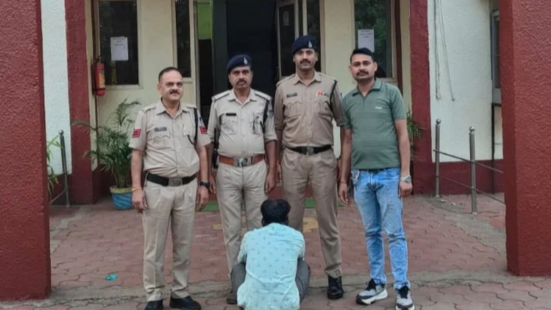 Guna Fake Currency Racket Busted Youth Caught at Dhaba with 47 Counterfeit Notes After Paying with 100 rs Bill