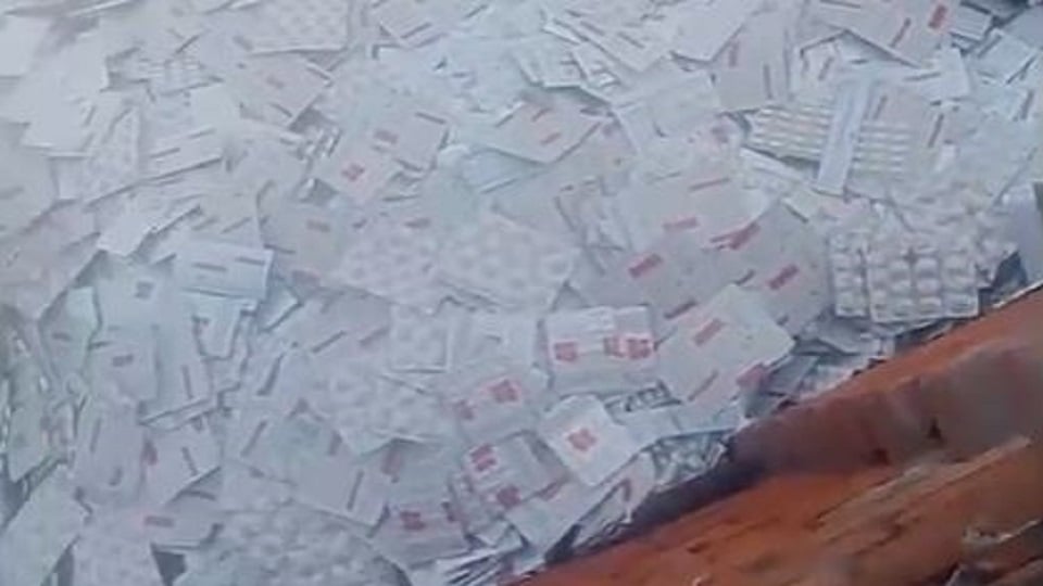 आगरा से बड़ी खबर: झाड़ियों में मिला एक्सपायरी दवाओं का जखीरा, धनौली कनेक्शन की आशंका; जांच में जुटी टीम