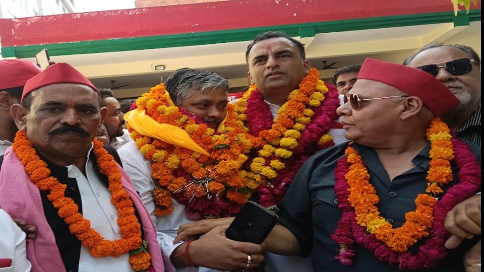 SP candidates Dr Akash Agarwal and Shashank Yadav filed their nominations for MLC election in Agra