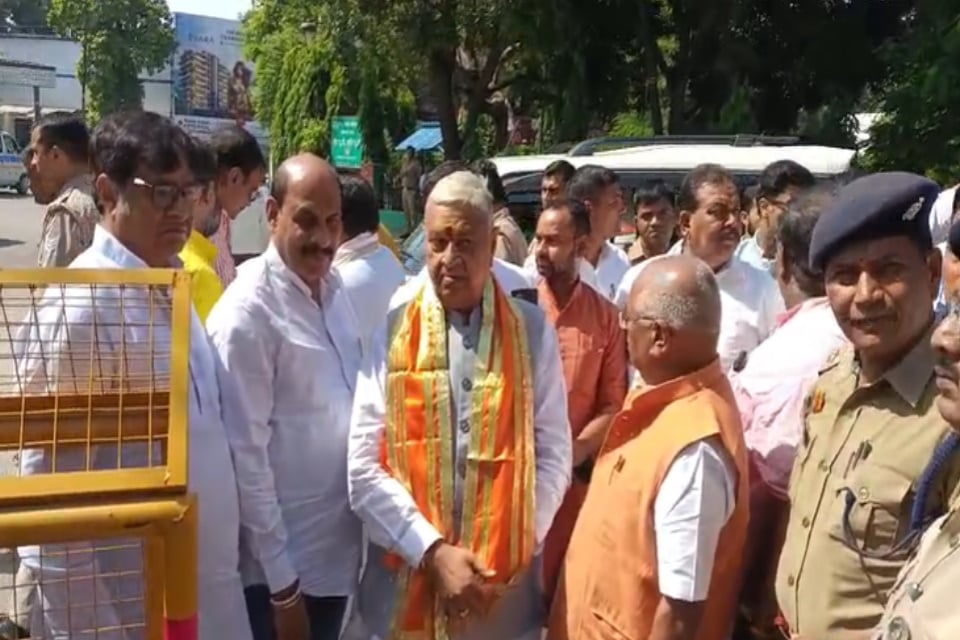 एमएलसी चुनाव: भाजपा प्रत्याशी दिनेश गोयल ने दाखिल किया नामांकन, श्रीचंद शर्मा भी करेंगे नामांकन