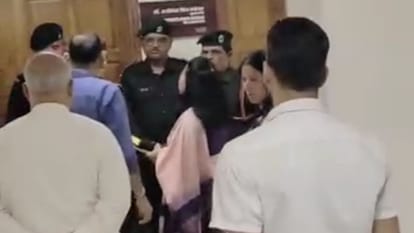 नौणी विवि में कर्मचारियों का हंगामा।