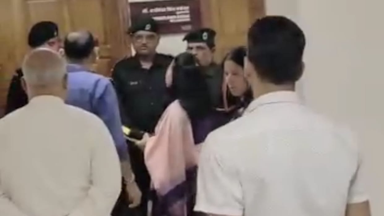 Solan: Employees create a ruckus at Nauni University; stage a sit-in outside the VC's office; security forces