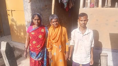 परिवार के साथ प्रमिला मलिक