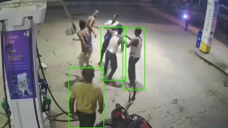 कानपुर: पेट्रोल के 20 रुपये को लेकर पंप पर मारपीट, युवक का होंठ फटा