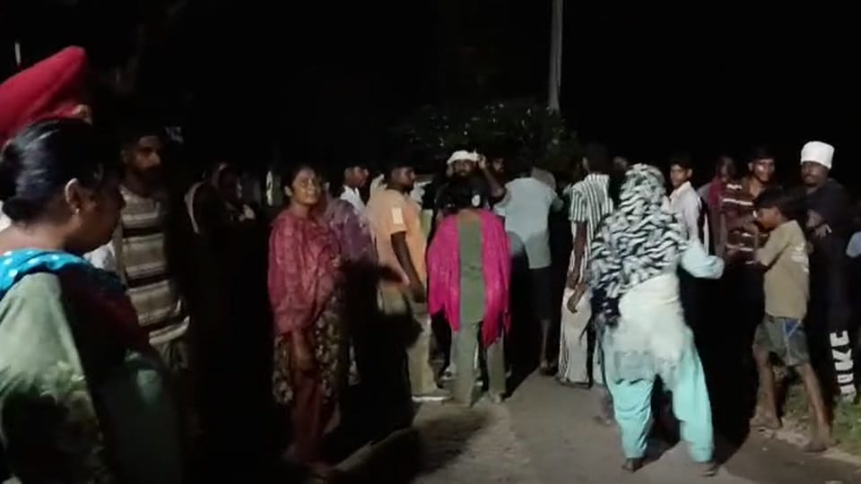 माैके पर माैजूद लोग