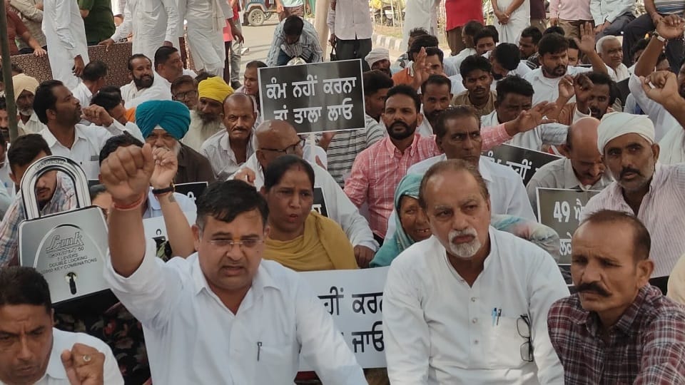 Congress protest in Abohar Corporation gate locked against sewerage issue