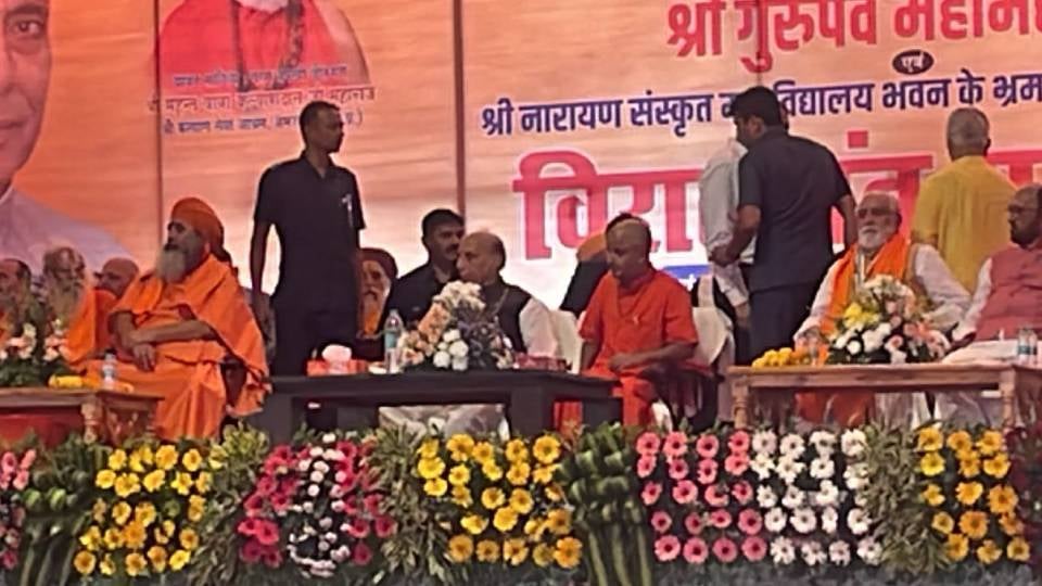 अयोध्या: राजनाथ सिंह ने रामलला के दरबार में टेका माथा, फिर गुरु पर्व महोत्सव के समापन समारोह में पहुंचे