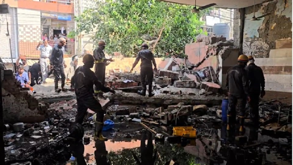 गाजियाबाद में बड़ा हादसा: रावण बनाने के दौरान फटे पटाखे वाले बम, तीन लोग गंभीर रूप से हुए घायल