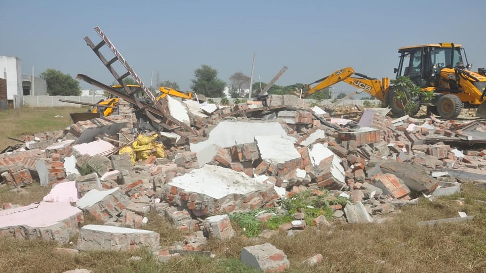 UP: Illegal colonies demolished in these two villages of Meerut; a crowd of 500 people gathered in Uldepur.