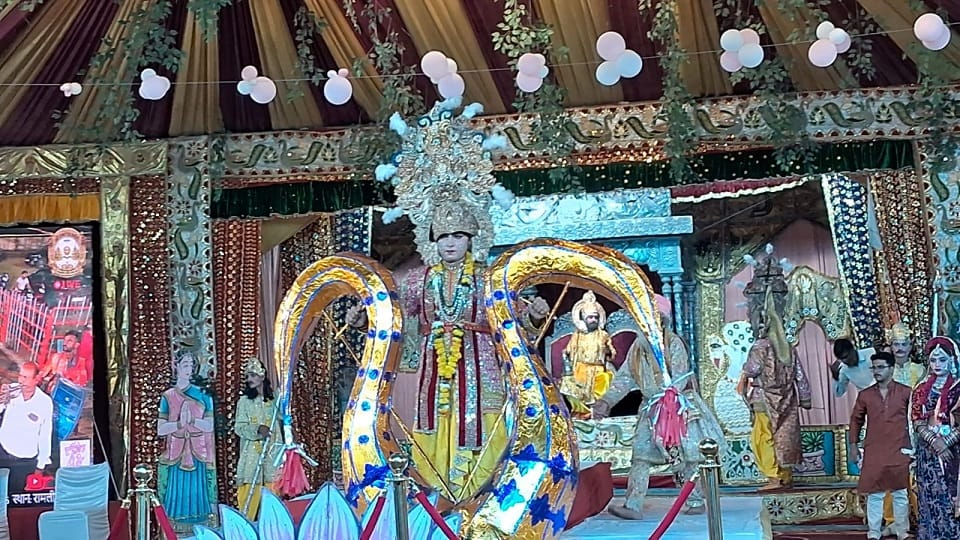Shiv Dhanush Breaks, Sita Puts Garland Around Lord Ram's Neck at Agra Ramleela