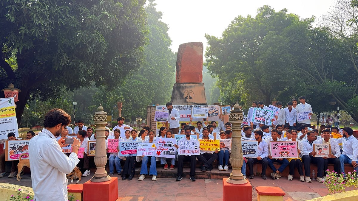 बरेली: आईवीआरआई में छात्र-छात्राओं ने किया प्रदर्शन, इंटर्नशिप स्टाइपेंड बढ़ाने की मांग
