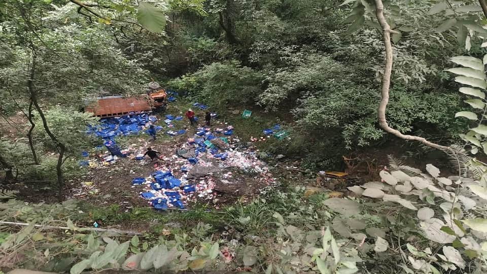 A milk truck going from Haldwani to Nainital fell into a 100 feet deep gorge near Jyolikot