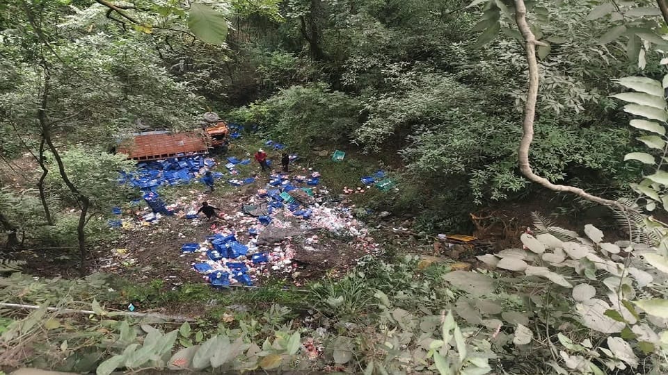 A milk truck going from Haldwani to Nainital fell into a 100 feet deep gorge near Jyolikot
