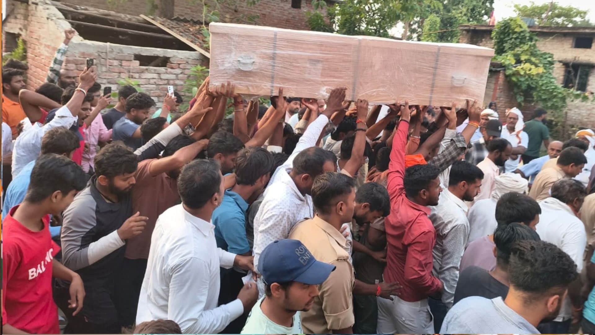 Four people from Deoria died in a Purvanchal Expressway accident; their funeral pyres were lit together.