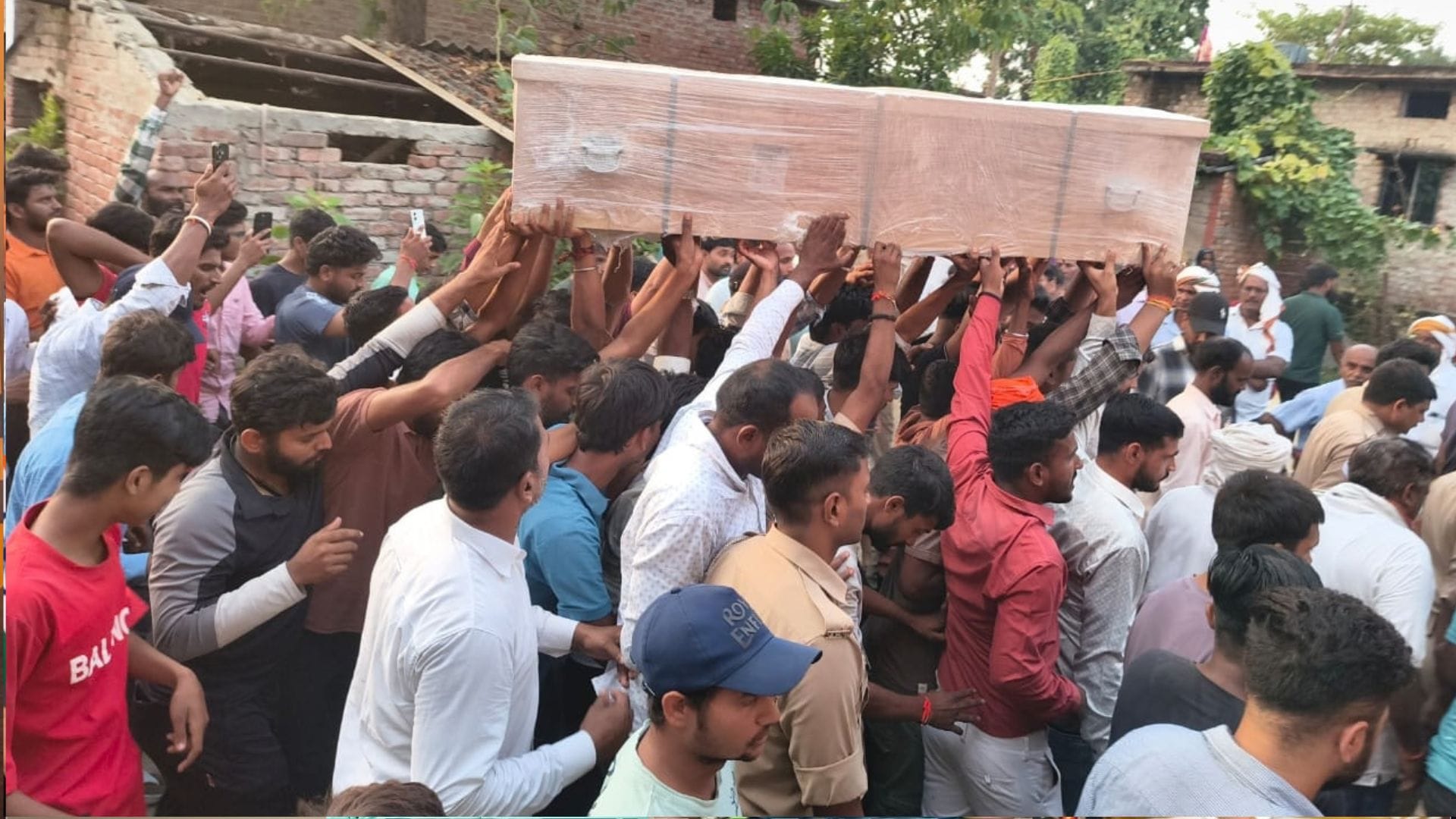 Four people from Deoria died in a Purvanchal Expressway accident; their funeral pyres were lit together.