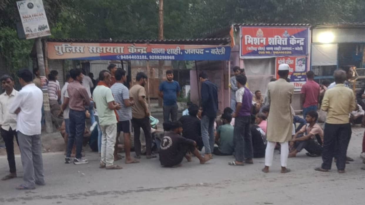 A fight broke out between the inspector and the mela committee chairman in Bareilly