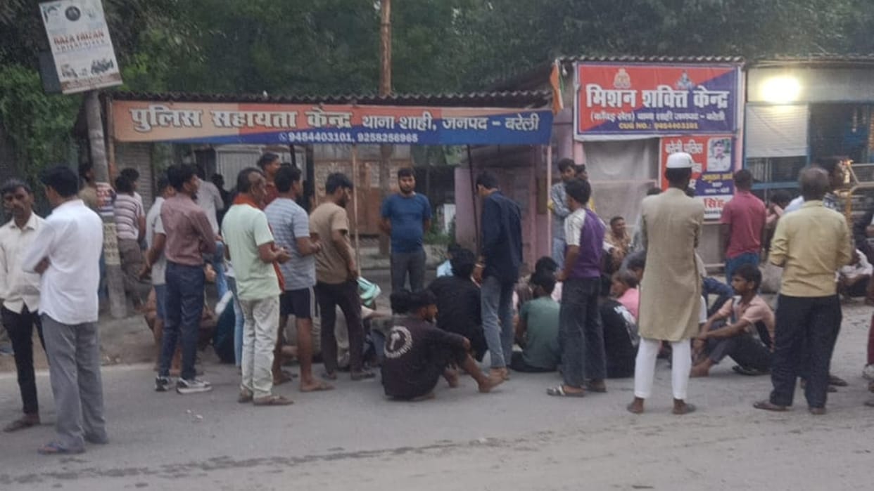 A fight broke out between the inspector and the mela committee chairman in Bareilly