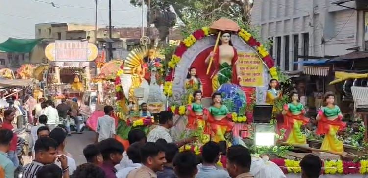 देख लीजिए आगरा की ऐतिहासिक राम बरात: सिया वरन को निकले रघुराई, झांकियों निकलना हुईं शुरू