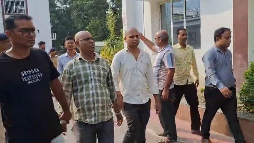 Bihar: Assistant Commissioner and data operator arrested in Begusarai while accepting a bribe of ₹25,000.