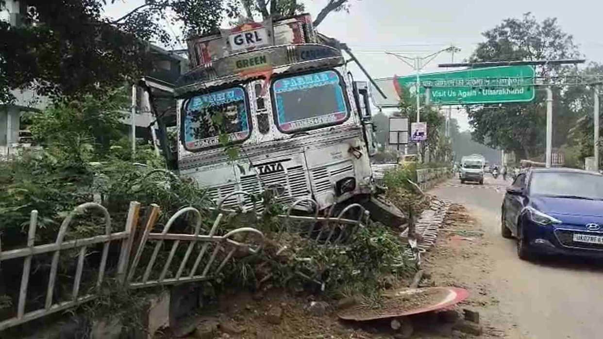 Uncontrolled truck hits police vehicle near checkpost on delhi-dehradun highway Uttarakhand news