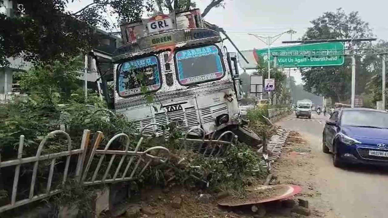 Uncontrolled truck hits police vehicle near checkpost on delhi-dehradun highway Uttarakhand news