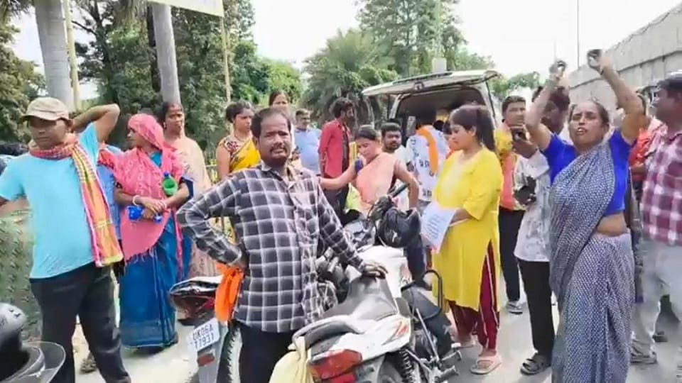 अस्पताल प्रबंधक के खिलाफ नारेबाजी करती महिला