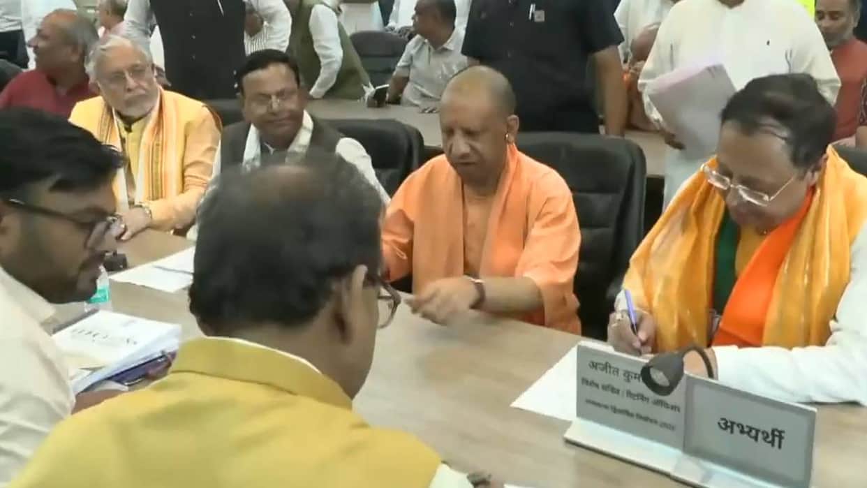 UP: All eight Rajya Sabha candidates arrived at the BJP state headquarters; they received a rousing welcome ac