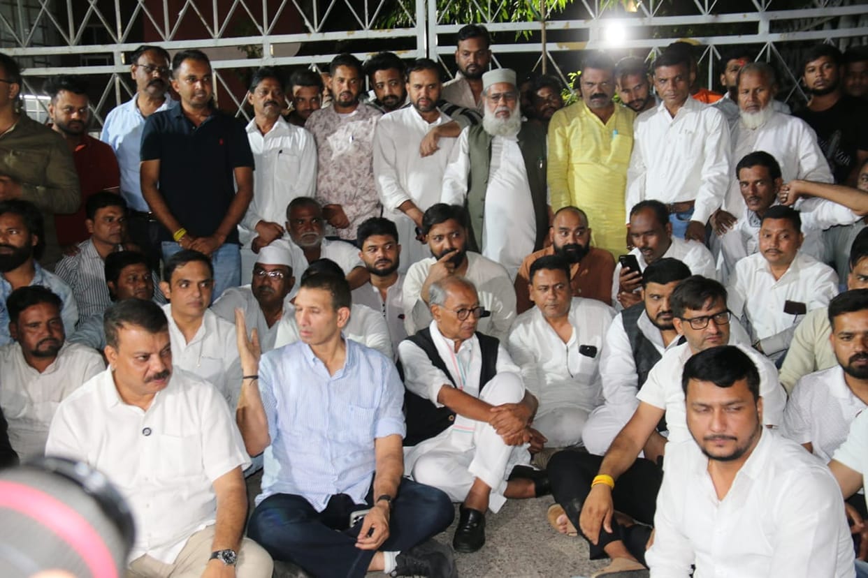 Congress leaders reached Nirvachan Sadan in Bhopal at 10 PM; they burned an effigy of the CEC, while Patwari,
