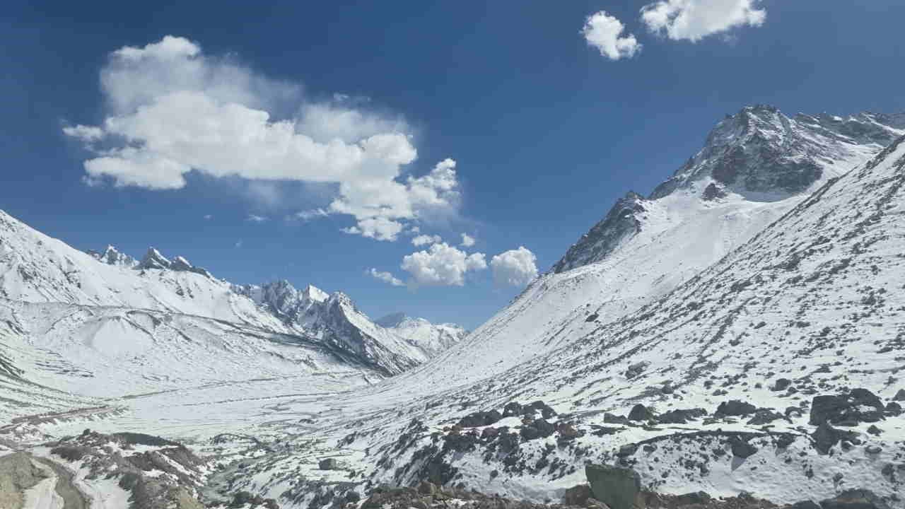 माणा पास का देवताल बर्फ से ढका