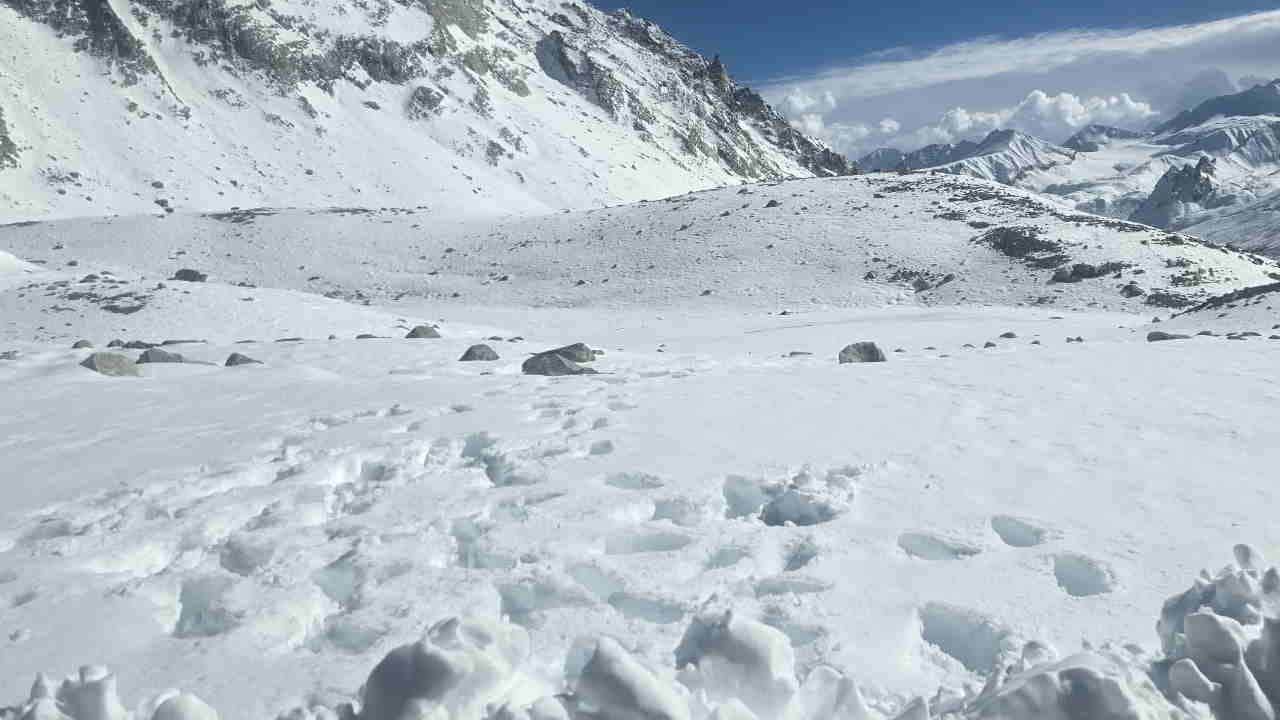 Snowfall in Uttarakhand mana pass deotal covered in Snow After Heavy Snowfall Route Remains Closed chamoli