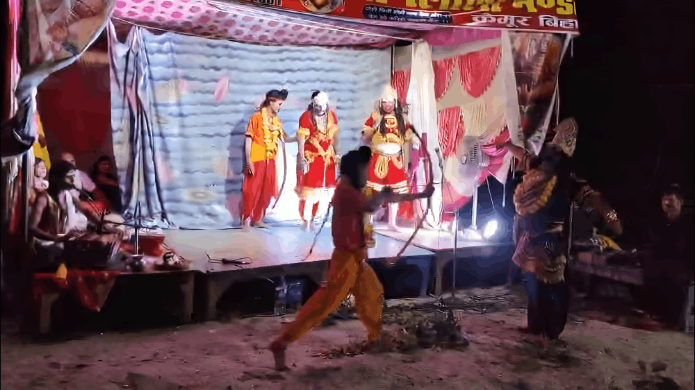 चंदौली रामलीला: शक्ति बाण से मूर्छित लक्ष्मण, संजीवनी से लौटे होश