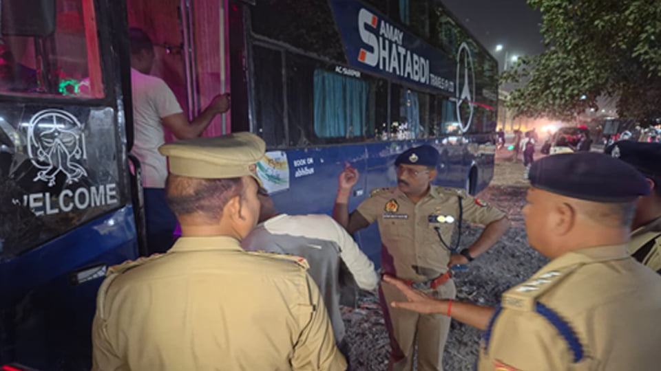 कानपुर: डीसीपी ट्रैफिक ने भौंती बाईपास पर एसी बसों का किया सेफ्टी चेक, यात्रियों को दी ये नसीहत