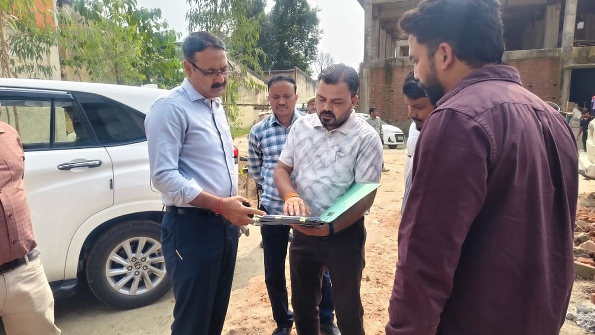 पीलीभीत: डीएम ने परखा नर्सिंग कॉलेज का निर्माण, तय समय पर पूरा कराने के निर्देश