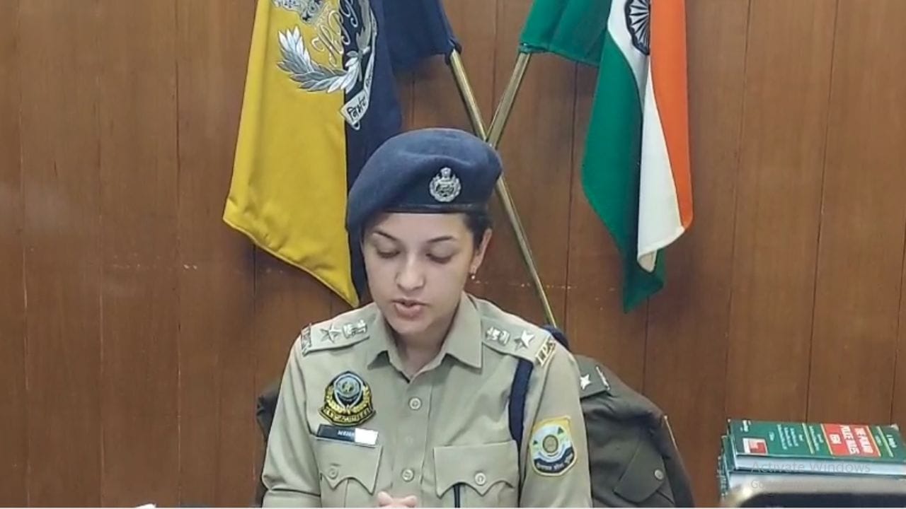 एएसपी मेहर पंवार जानकारी देते हुए।